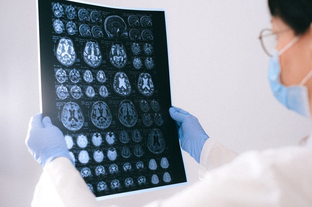 Médecin lisant une IRM - Mediclin Germany