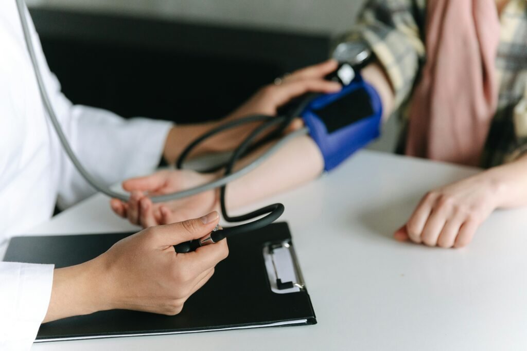 Prise de la tension artérielle lors d'une visite médicale à domicile à Marrakech — photo d'illustration