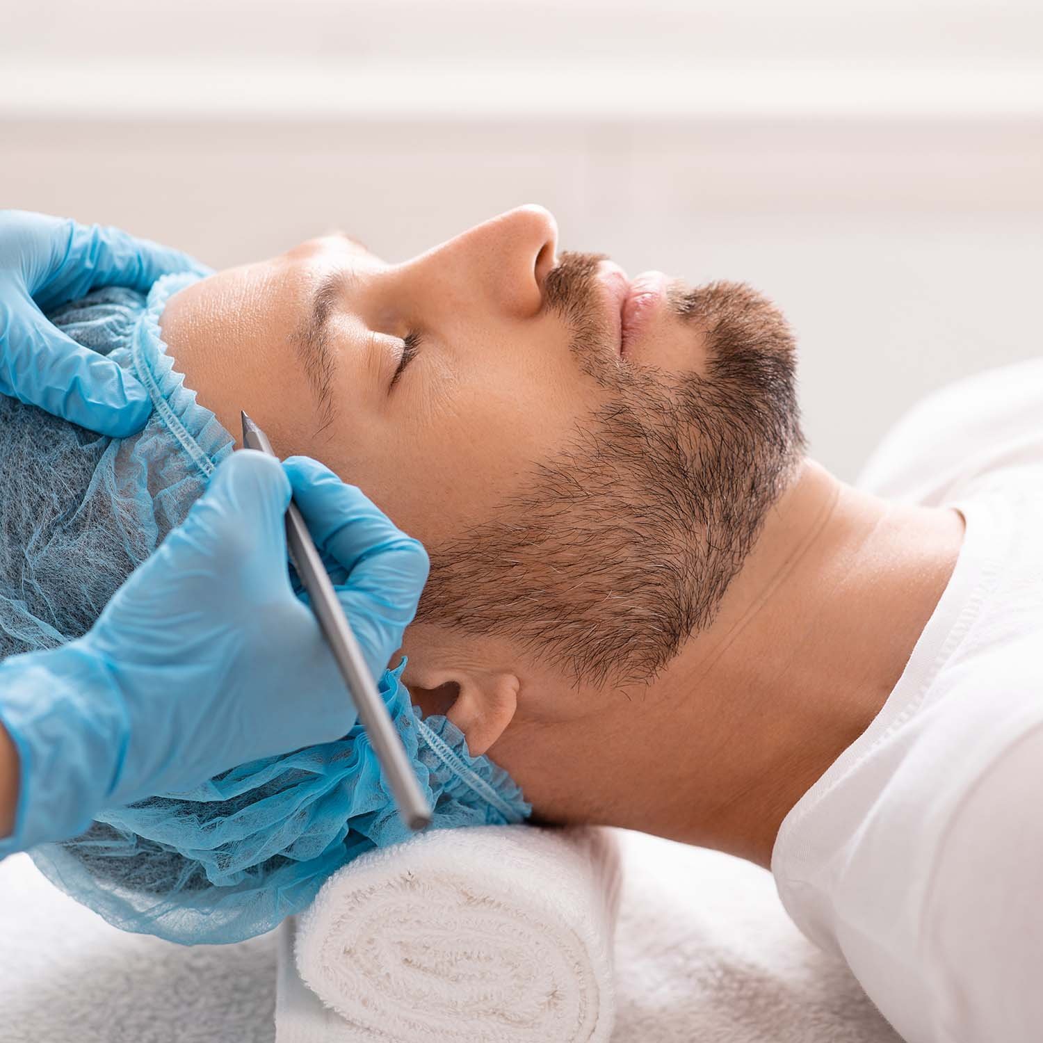 Handsome man getting pencil marks on forehead befo — Mediclin Germany Marrakech