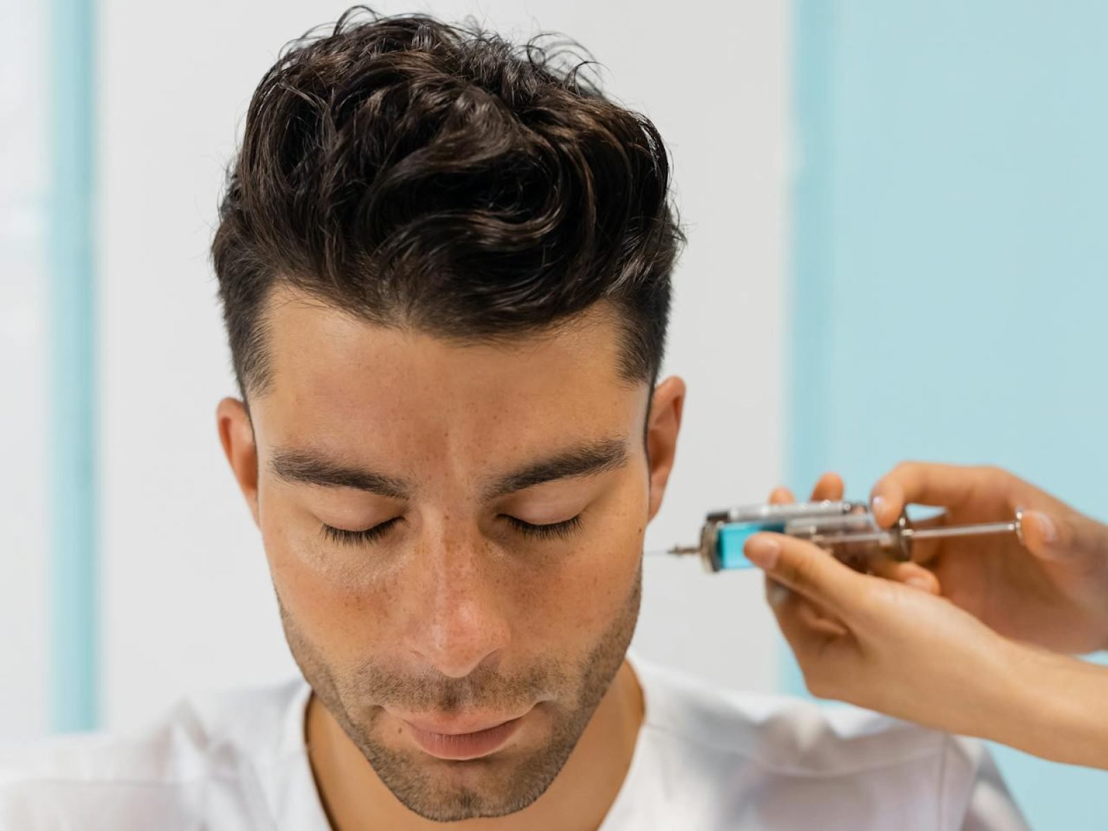 Homme recevant soin esthétique visage - Mediclin Germany Marrakech
